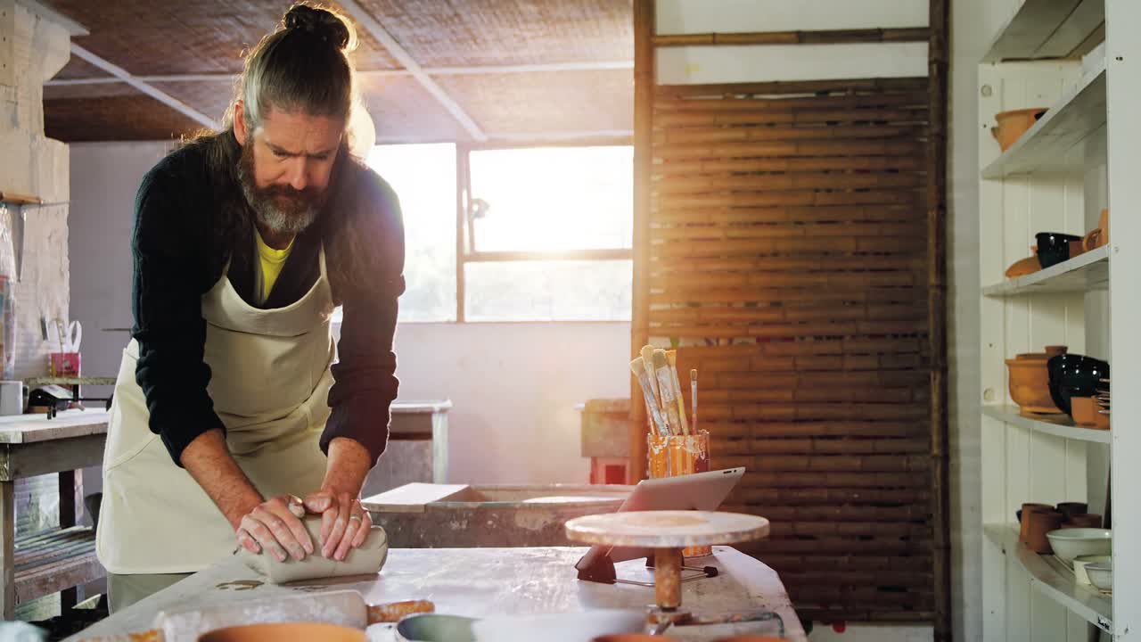 arcilla de moldeo de alfarero masculino