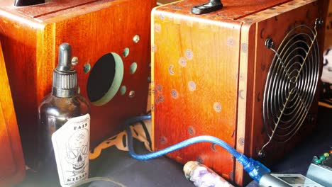 colección de espíritus y cajas de fantasmas equipo de comunicación electrónica panorámica de cerca