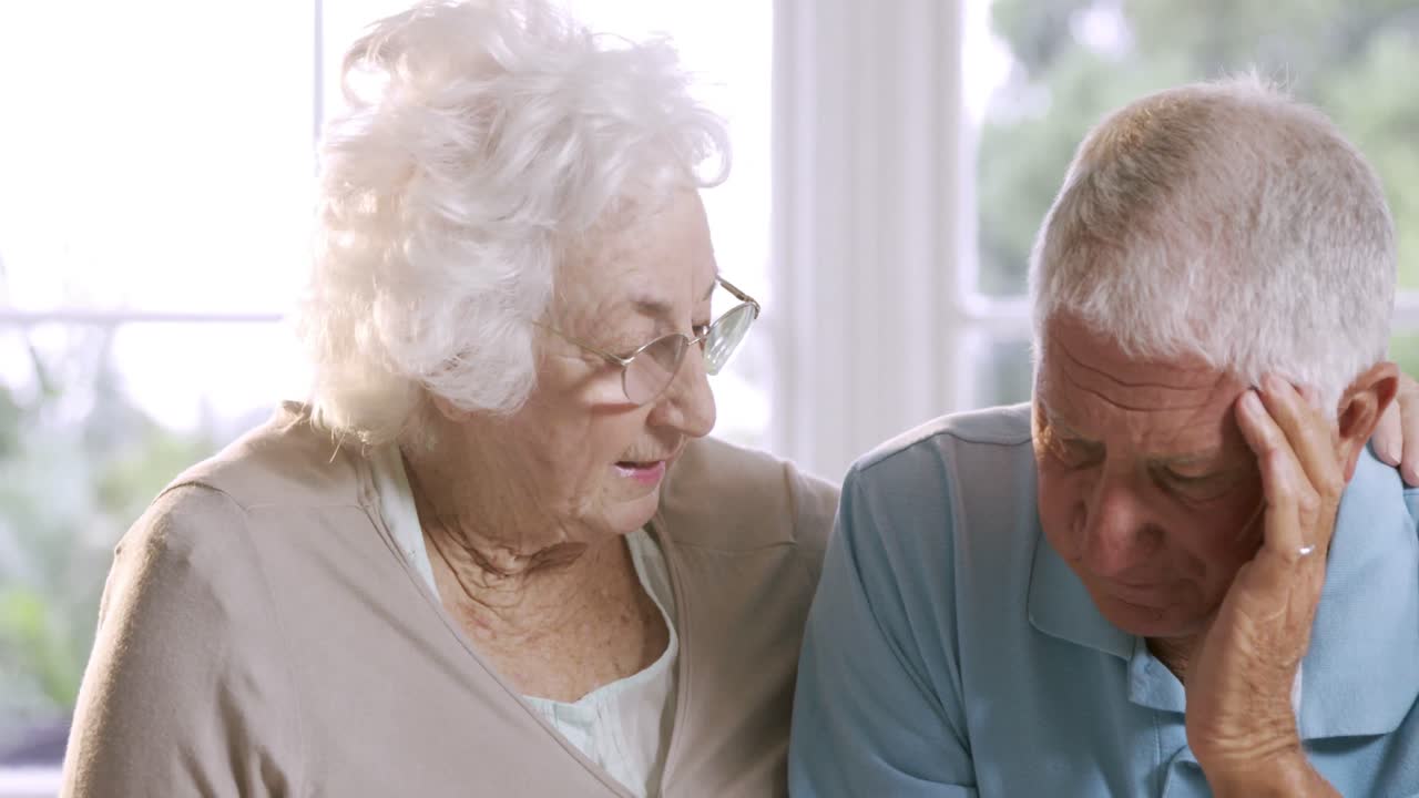 걱정하는 노인 부부가 얘기하고 있습니다.
