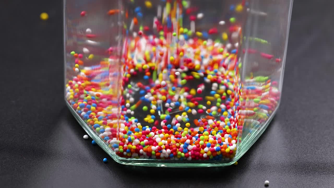 las salpicaduras vibrantes se vierte en un recipiente transparente