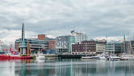 vista de un puerto deportivo en tromsø, al norte de noruega