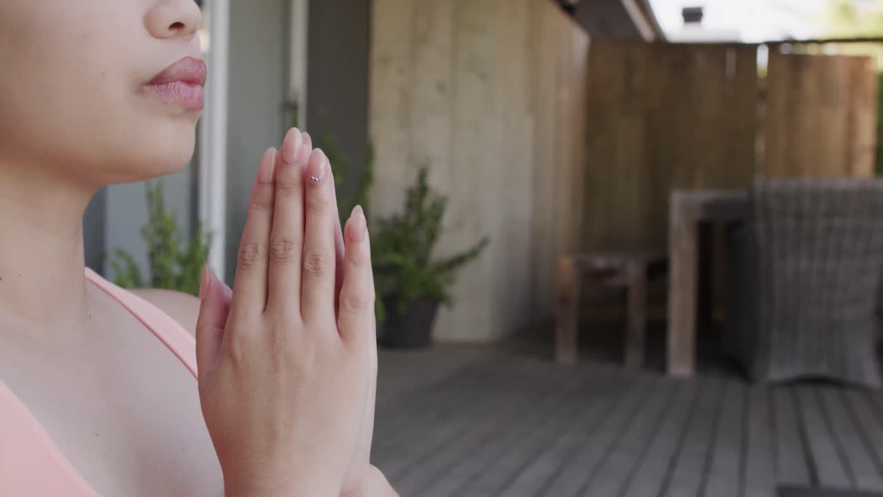 조그마한 움직임으로 요가를 연습하고 정원에서 명상하는 두 인종의 여성에 초점을 맞추었습니다.