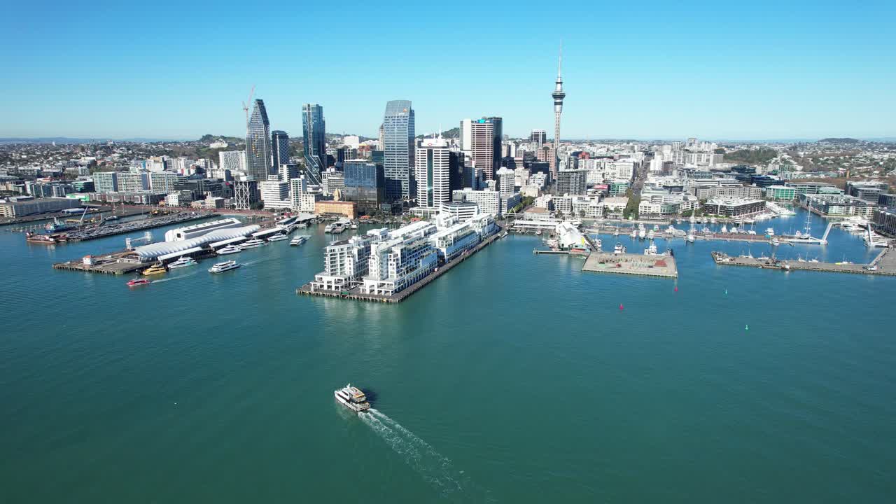 뉴질랜드 의 마리나 와 오클랜드 비즈니스 디스트릭트 의 초고층 건물 - 공중 드론 촬영