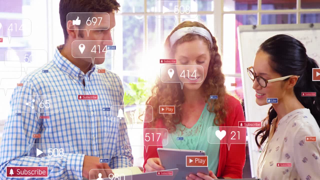 animación de iconos de redes sociales sobre diversos colegas discutiendo en una tableta digital en la oficina.