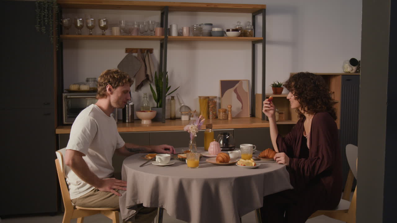 пара, наслаждающаяся завтраком вместе