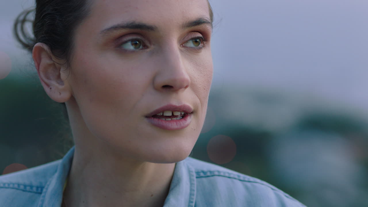 retrato de cerca de una mujer hermosa explorando la espiritualidad mirando hacia arriba orando contemplando el viaje con el viento soplando el cabello en el campo disfrutando de una tranquila puesta de sol