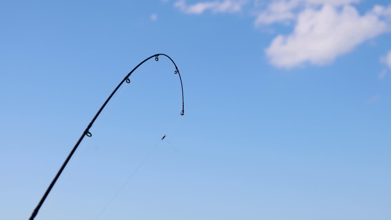 flexión de la caña de pesca bajo tensión