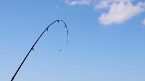 flexión de la caña de pesca bajo tensión