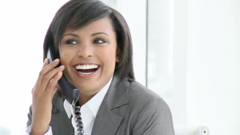 panorama de una atractiva mujer de negocios hablando por teléfono