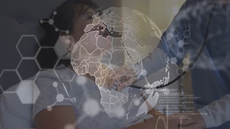 Animation-Des-Globus-Und-Datenverarbeitung-über-Asiatische-Ärztin-Und-Patientin