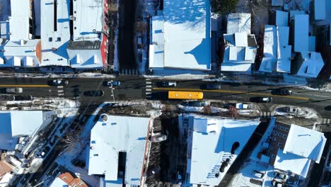 Gelber-Schulbus-Transportiert-Kinder-Und-Schüler-Auf-Der-Straße-In-Einer-Amerikanischen-Stadt