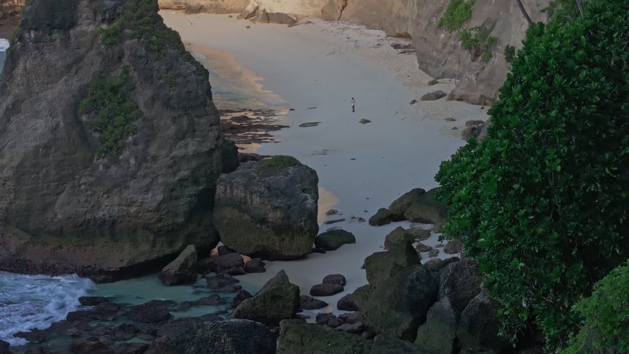 Formasi tebing yang membentuk teluk kecil di Pantai Diamond, Indonesia