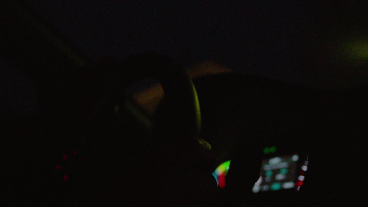 택시 운전사 운전 심야 도시 거리 베를린 어둡다 시골길 동네 그늘진 비즈니스 뮤직 스테이션 서스펜스 서스펜스 드라마 라디오 핸들 손잡다 꽉 쥐다