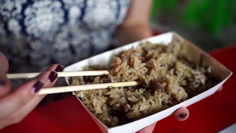 Mujer-Asiática-Comiendo-Arroz-En-El-Mercado-Nocturno