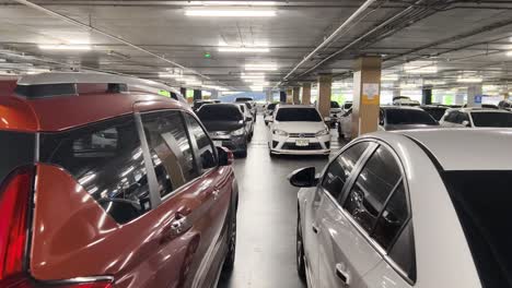 garaje de estacionamiento subterráneo con muchos coches