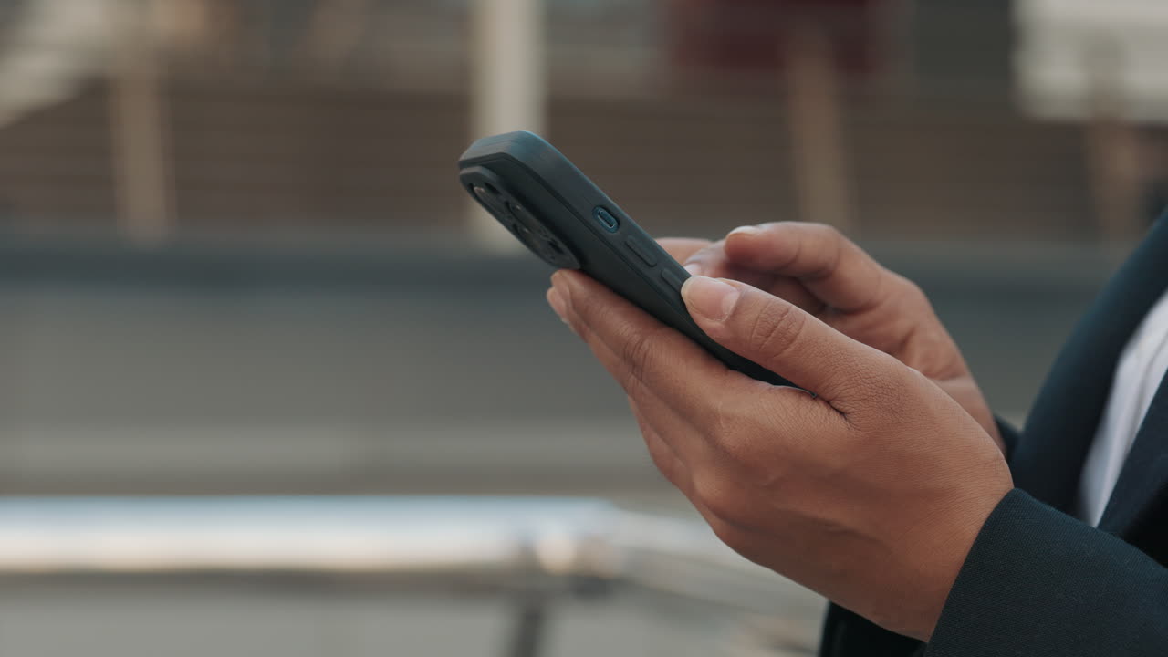 persona que utiliza un teléfono inteligente al aire libre