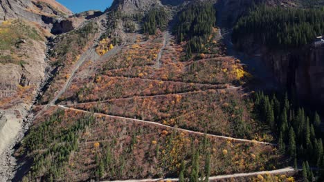 Drohnenschuss-Stürzte-Im-Herbst-In-Richtung-Black-Bear-Pass-In-Telluride,-Co