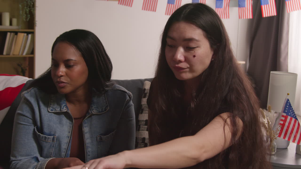 amigos en casa celebrando con la fiesta por el día de la independencia de estados unidos 4 de julio hablando y bebiendo 2