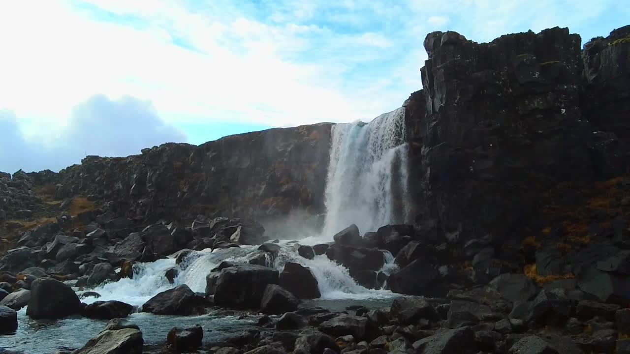 toma en cámara lenta de cascada y cielo azul del río es islandia
