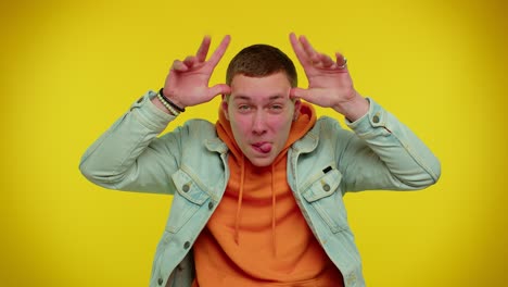 divertida mostrando la lengua haciendo caras en la cámara, haciendo tonterías, bromeando, simios con caras tontas, burlándose