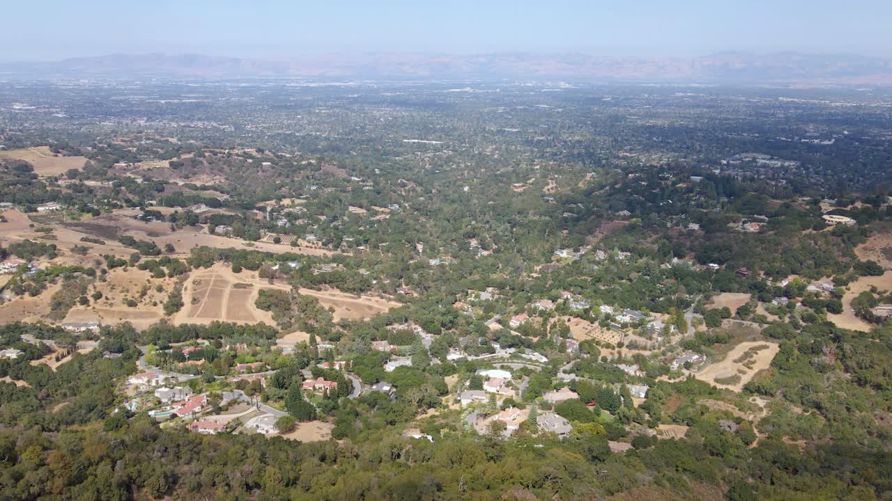 Veduta aerea della campagna e dei vigneti, a Saratoga, California - panoramica, ripresa con drone