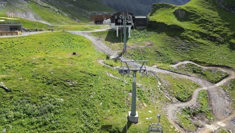 instalaciones de góndolas en los alpes suizos, medios de transporte a la cumbre junto a un carril bici cuesta abajo, toma de drones, inclinación hacia arriba