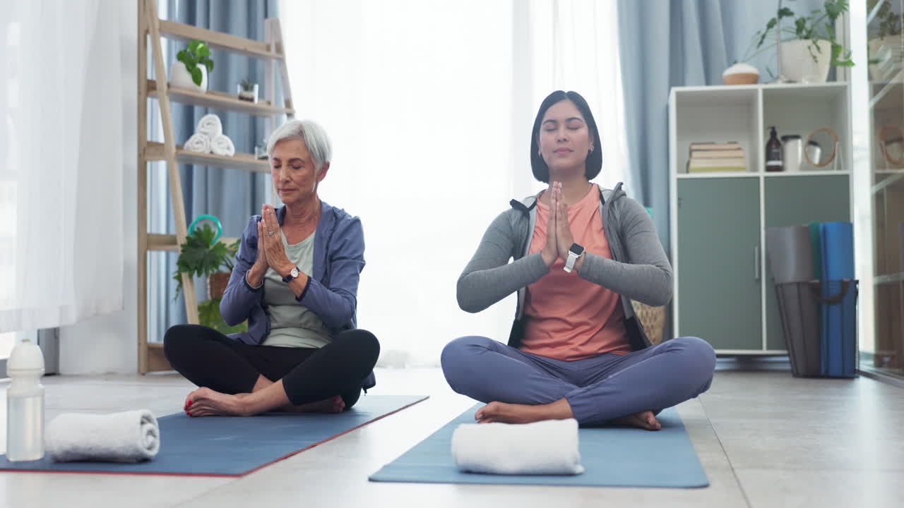 madre, hija adulta y yoga