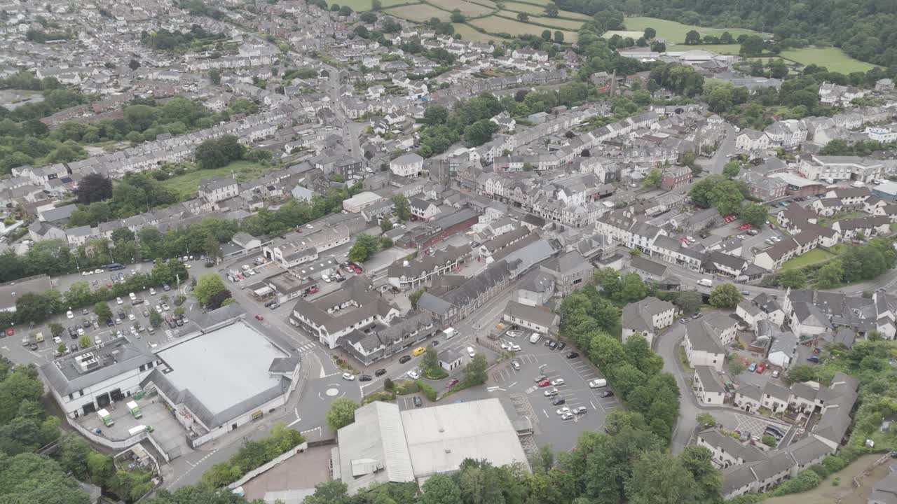 vista de avión no tripulado del centro de okehampton en devon, reino unido, con edificios de la ciudad, calles y vegetación