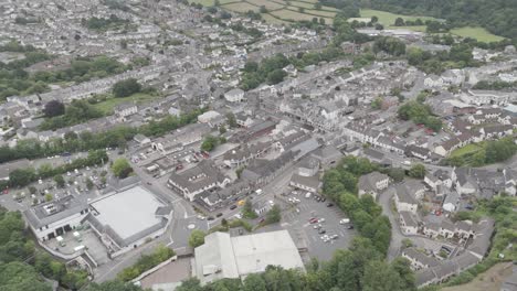 Drone-view-of-the-centre-of-Okehampton-in-Devon-UK,-featuring-town-buildings,-streets,-and-greenery