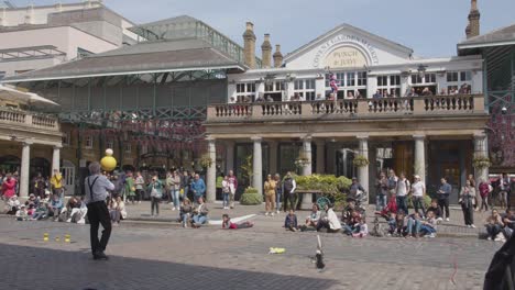 Straßenkünstler-Auf-Dem-Covent-Garden-Market-Mit-Touristen-In-London,-Großbritannien-2