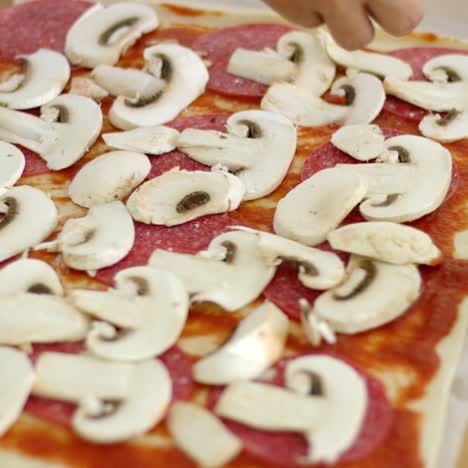 mujer haciendo una deliciosa pizza de pepperoni