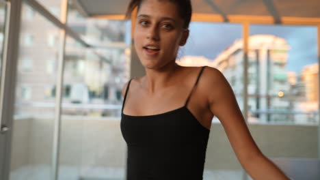 mujer divirtiéndose en un balcón