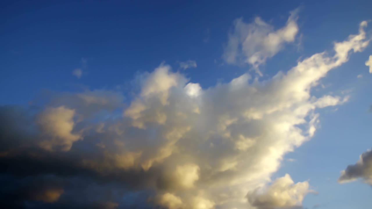4k lapso de tiempo hermoso cielo azul con nubes de fondo. nubes del cielo.