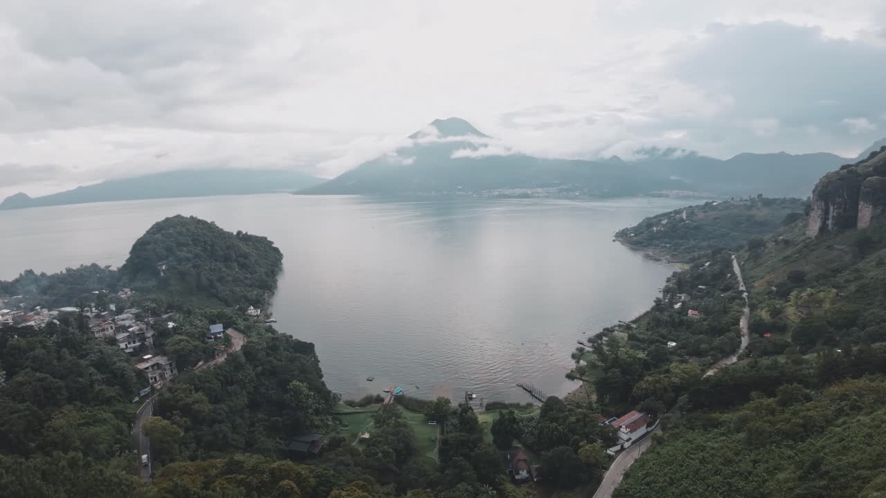 volcán y lago atitlán, vista aérea de drones fpv