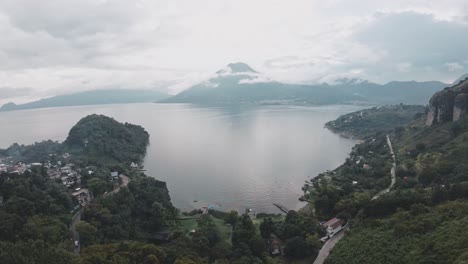 Volcán-Y-Lago-Atitlán,-Vista-Aérea-De-Drones-Fpv