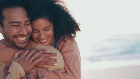 pareja, abrazo y playa con amor y viajes