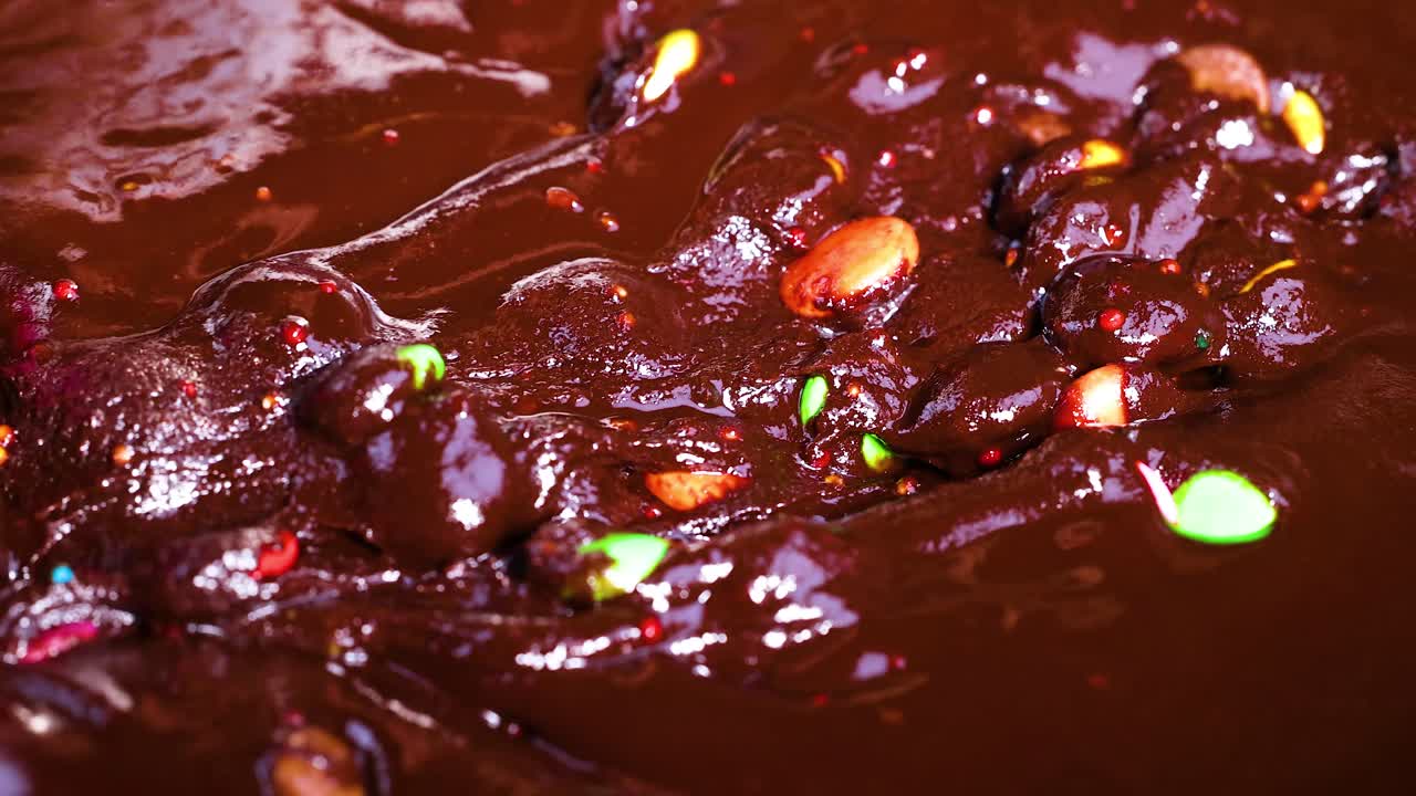 초콜릿과 활기찬 사탕 조각을 는 것