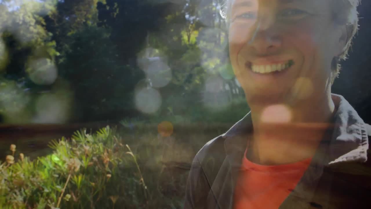 un excursionista haciendo una pausa para mirar el paisaje