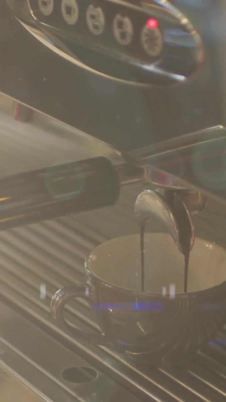 Video composito digitale di punti luce contro la parte centrale di un barista che prepara il caffè in un bar.