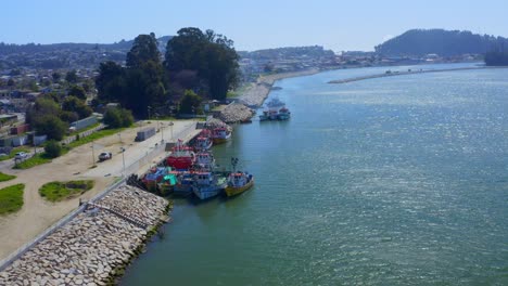 Puerto-De-Constitucion-Paseos-En-Lancha-Y-Pesca-De-Pescadores-Maule-Ciudad-De-Constitucion-Region-Del-Maule,-Talca-Santiago-De-Chile-Drone-Shot