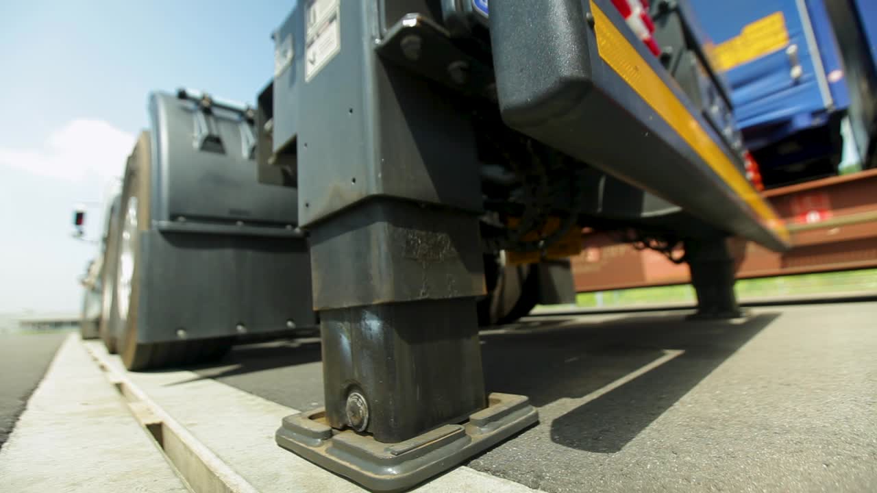 primer plano de las piernas estabilizadoras de un camión en un día soleado