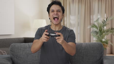 Un-Hombre-Indio-Gana-Un-Partido-En-Un-Videojuego.