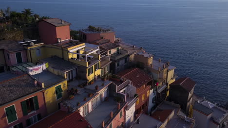 aerial, casas tradicionales de la costa italiana en manarola, cinque terre, italia