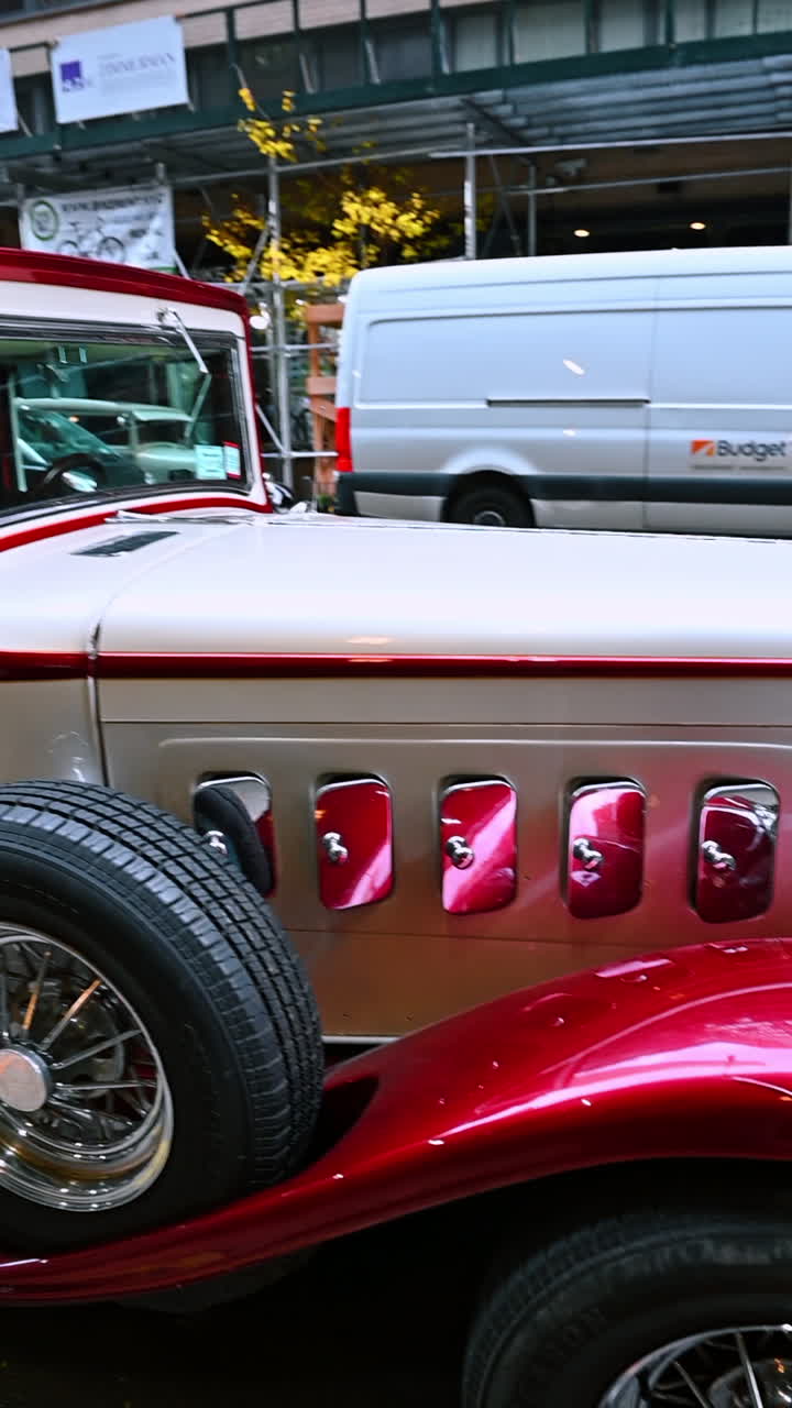 New York, USA, 1. August 2025: Retro-Auto für Oldtimer-Touren in New York City. Retro-Oldtimer bietet Sightseeing-Touren an und parkt auf einer Straße in New York City