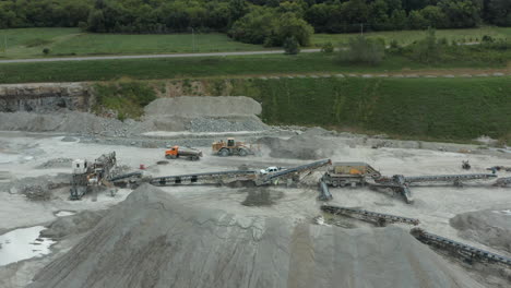 Luftüberflug-Von-LKW-Fahrten-Im-Kalkstein-Sand-Steinbruch-Zur-Bauversorgung