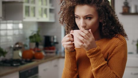 mujer joven bebiendo té caliente en otoño/rzeszow/polonia