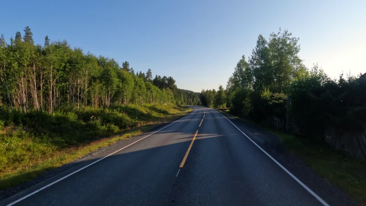 Punto di vista dal veicolo. Guidare un'auto su una strada in Norvegia