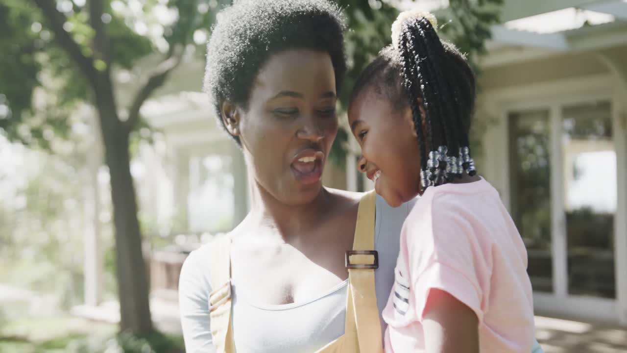 행복한 아프리카계 미국인 어머니의 초상화  ⁇ 니 가든에서 딸을 안고, 느린 움직임