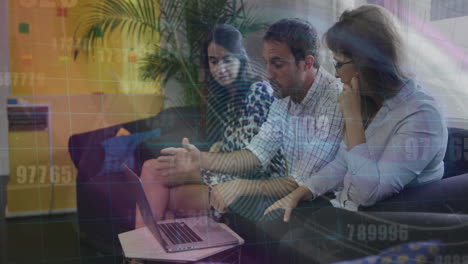 animación del procesamiento de datos financieros sobre diversas personas de negocios