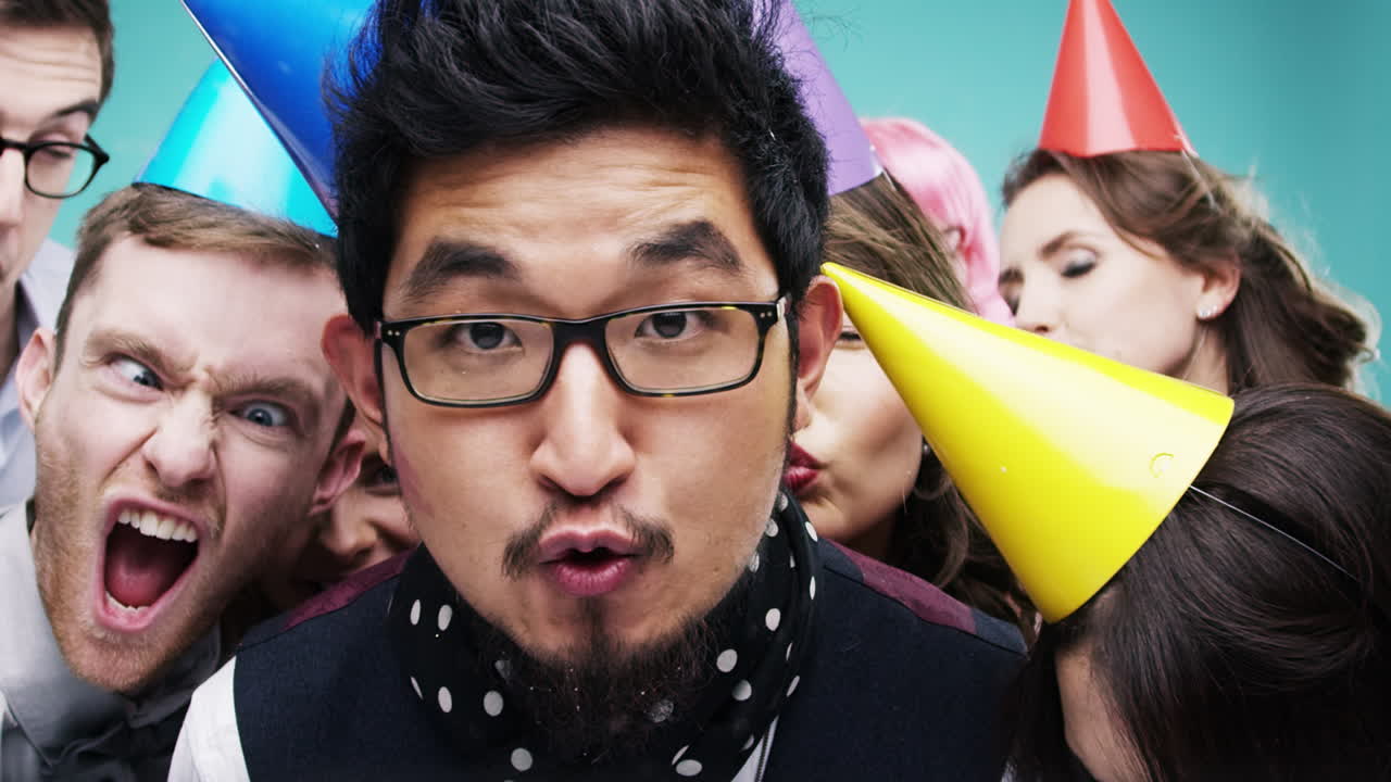 파티 를 축하 하는 친구 들 의 집단